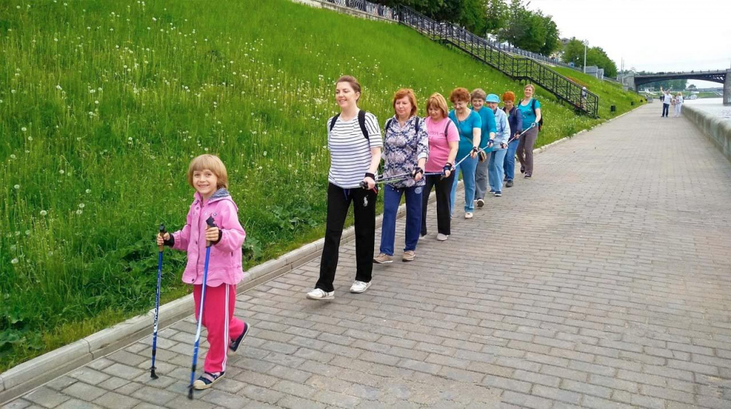 группа скандинавской ходьбы на набережной Волги, Тверь