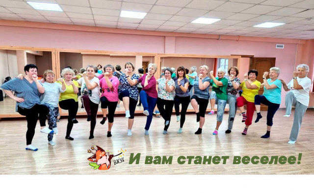Группа пенсионерок на оздоровительном занятии "Сильный иммунитет" в ДЦ "Истоки", Тверь
