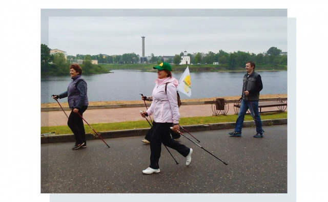 Преподаватель скандинавской ходьбы в группе для пенсионеров